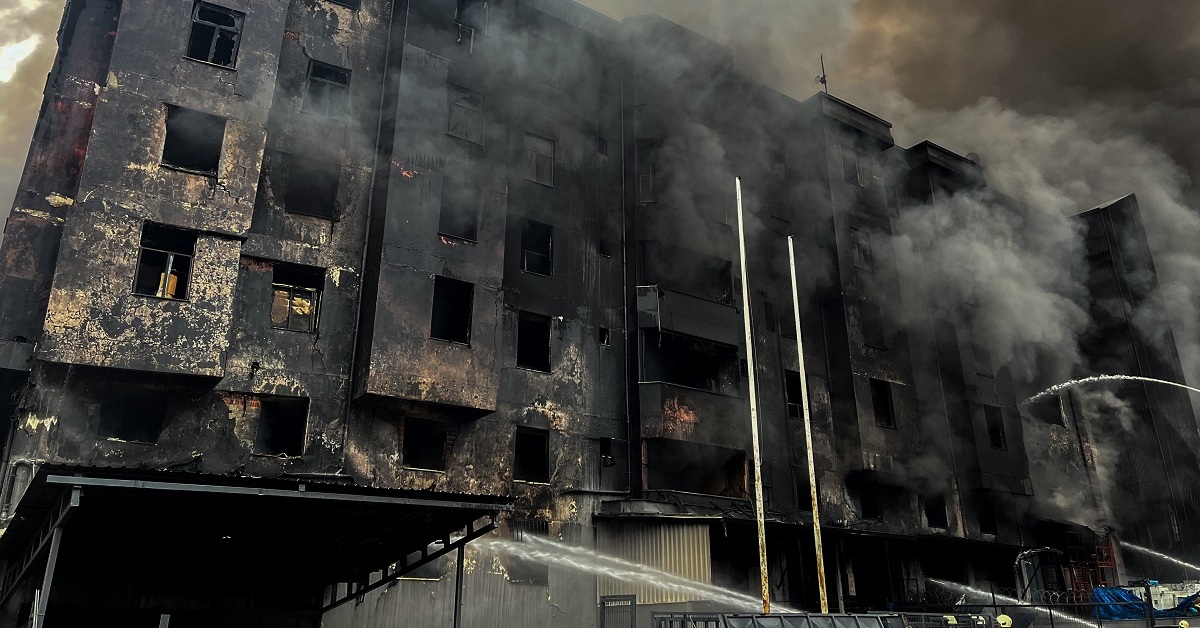 Beylikdüzü’nde yanan fabrikada çökme riski