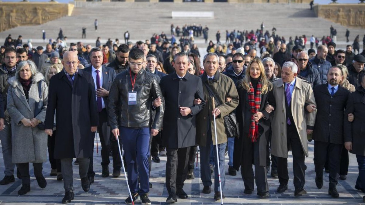 CHP Genel Başkanı Özgür Özel, engellilerle birlikte Anıtkabir’i ziyaret etti