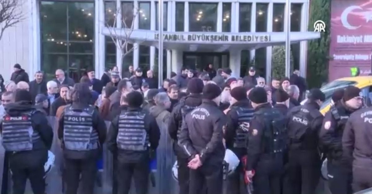 Minibüsleri 8+1 taksiye dönüştürülen esnaftan İBB önünde eylem