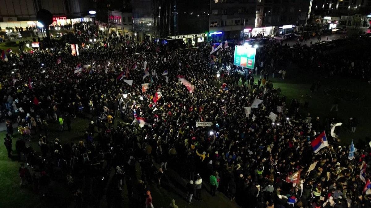 Sırbistan’da tarihin en büyük yolsuzluk protestosu: On binler sokağa akın etti!