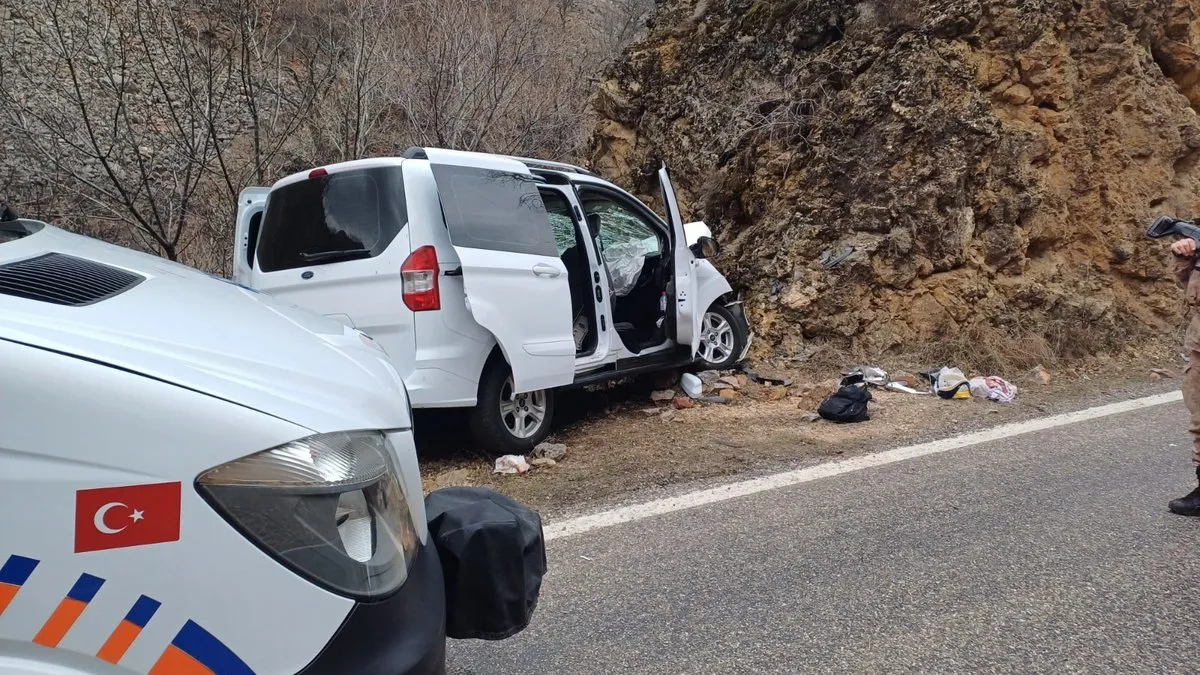 Tunceli-Erzincan Karayolu’nda feci kaza! Kontrolden çıkan araç kayaya çarptı: 1 ölü 5 yaralı!